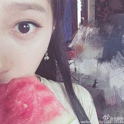 娱乐吃瓜自拍,美女们的吃瓜自拍风潮